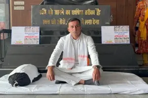 रायपुर निगम में अनिश्चितकालीन धरना: कांग्रेस पार्षद ने सड़क न बनने पर गांधी प्रतिमा के नीचे बैठकर जताया विरोध