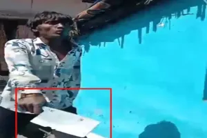 रायपुर में कानून को खुली चुनौती: रामकुंड में चापड़ लहराता युवक कैमरे में कैद, इलाके में दहशत 