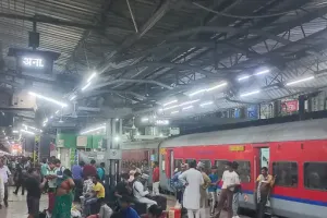 Raipur Railway Action: ‘ऑपरेशन क्लीन’ में अवैध वेंडरों पर बड़ी कार्रवाई, 5 गिरफ्तार, नकली पानी समेत भारी माल जब्त