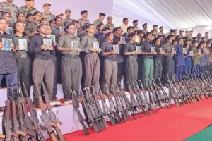 बस्तर में बड़ी सफलता: 108 माओवादियों ने छोड़ा हिंसा का रास्ता, करीब 4 करोड़ के इनामी नक्सलियों का सरेंडर