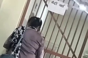 Ambikapur Jail Scandal: कैदी को मिला VIP ट्रीटमेंट, VIDEO में खुलासा, मोबाइल, मिनरल वाटर और परिजनों को फुल एंट्री