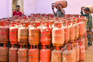 Gas Booking Rule: क्या हर बार e-KYC जरूरी? सरकार ने दिया साफ जवाब