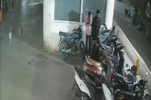 रायपुर की मल्टीलेवल पार्किंग में चोरों का आतंक! मिनटों में बाइक की टंकी खाली, CCTV में कैद हुई वारदात
