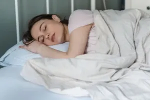 क्या दोपहर में सोना सेहत के लिए अच्छा है या नुकसानदायक? एक्सपर्ट से जानें