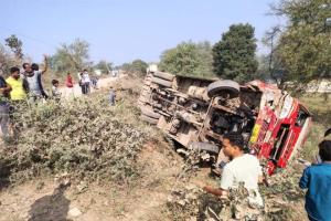 मुंगेली में बड़ा हादसा: जर्जर सड़क पर बेकाबू होकर पलटी यात्रियों से भरी बस, मची चीख-पुकार