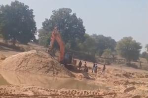 MCB Sand Mining Protest: ओदारी नदी में रेत माफिया पर ग्रामीणों का धावा, पोकलेन-हाइवा बीच धारा में रोकीं, मौके पर लगाया लाखों का जुर्माना