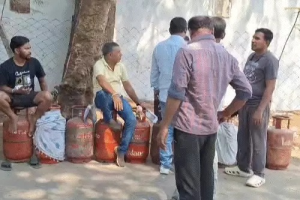 CG Gas Shortage: कमर्शियल सिलेंडर बंद, होटल-ढाबों में बढ़ी लकड़ी और कोयले की डिमांड, सिलेंडर पर श्रद्धांजलि देकर कांग्रेस का अनोखा प्रदर्शन