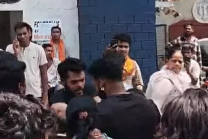 Durg Gas Agency Controversy: सिलेंडर लेने गए ग्राहक की पिटाई, बाउंसरों की गुंडागर्दी का VIDEO वायरल