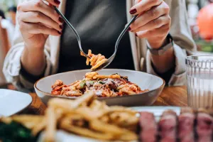 क्या होती है टाइम-रिस्ट्रिक्टेड ईटिंग? जानें कैसे यह तरीका वजन घटाने और डायबिटीज को कर सकता है कंट्रोल