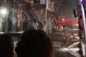 सूरत में आग का तांडव: सिलिंडर ब्लास्ट से दहली इमारत, 2 की मौत, 9 झुलसे