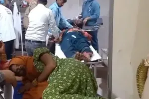 Firozabad Firing: छोटी सी बात पर बड़ा बवाल, बिटोरा गिरा तो गांव में गूंजी गोलियों की आवाज, 2 महिलाएं और मासूम घायल
