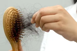 प्रेगनेंसी के बाद अचानक क्यों गिरने लगते हैं बाल? महिलाओं में क्यों बढ़ रहा इसका खतरा