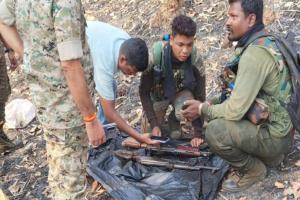 Mohla-Manpur Operation: सर्च ऑपरेशन के दौरान जंगल में मिला AK-47 का जखीरा, नक्सलियों की बड़ी साजिश नाकाम