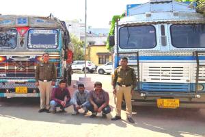 हाईवे पर चलता था करोड़ों का खेल! ट्रकों से स्पंज आयरन चोरी कर कंपनियों में खपाया जाता था माल