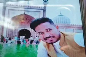 CG Breaking News: ‘1 लाख दो वरना जेल’ धमकी से तंग पेंटर ने की आत्महत्या, सुसाइड नोट में कांग्रेस नेता का नाम, जांच में जुटी पुलिस 