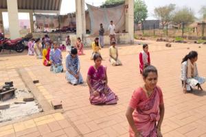 D.Ed अभ्यर्थियों का आंदोलन तेज: 81वें दिन दंडवत करते विधानसभा घेराव को निकले, पुलिस ने बीच रास्ते में रोका