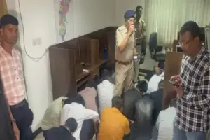 Raipur Cyber Fraud Bust: रायपुर में फर्जी कॉल सेंटर का भंडाफोड़, लग्जरी फ्लैट से चलता था पूरा खेल, 41 गिरफ्तार, मास्टरमाइंड फरार