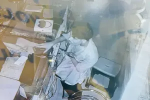 रायगढ़ में मोबाइल शॉप में बड़ी चोरी: फ्लैश लाइट की रोशनी में 16 iPhone लेकर फरार हुआ चोर, CCTV में कैद वारदात