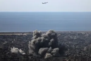Hormuz Strait Attack: ईरान के बंदर खमीर पर अमेरिका-इजरायल का हमला, 5 की मौत, मिडिल ईस्ट में बढ़ा तनाव
