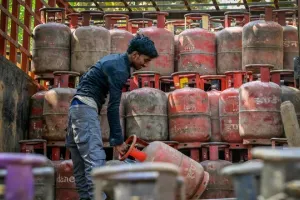 LPG संकट का असर: यूरिया उत्पादन बंद, उद्योग और होटल कारोबार प्रभावित