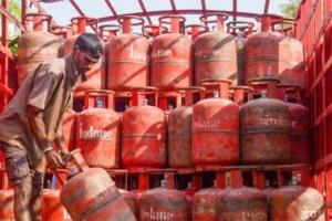 जमाखोरी पर सरकार सख्त! पूरे प्रदेश में छापेमारी, 3,841 गैस सिलिंडर जब्त, 97 FIR, कालाबाजारी पर कसा शिकंजा