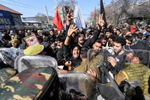 Srinagar News: खामेनेई की हत्या के विरोध में कश्मीर में उग्र प्रदर्शन, पुलिस ने छोड़े आंसू गैस के गोले, घाटी में दूसरे दिन भी बंद से जनजीवन प्रभावित