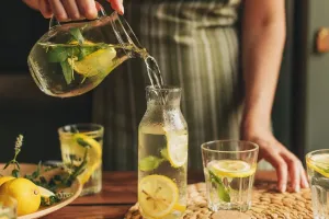 क्या नींबू पानी पीने से शरीर वाकई डिटॉक्स होता है? आयुर्वेद एक्सपर्ट से जानें