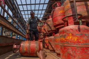 छत्तीसगढ़ में LPG पर बड़ा फैसला! अब कमर्शियल गैस मिलेगी कोटा सिस्टम से, 1000 से अधिक सिलेंडर जब्त