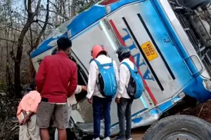 Odisha Bus Accident: तेज रफ्तार बस पलटी, 5 की मौत, 10 की हालत नाजुक, देर रात मचा हड़कंप