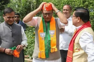 कांग्रेस को तगड़ा झटका, सांसद ने छोड़ी पार्टी, हिमंत सरमा के सामने जॉइन की BJP 