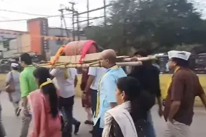 CG Protest News: गैस संकट पर AAP का अनोखा विरोध, सिलेंडर की ‘शव यात्रा’ निकालकर सरकार को घेरा