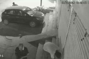 न्यायधानी बिलासपुर में शातिर की चाल: कार पर रखा 8 लाख का बैग लेकर फरार, कैमरे में कैद हुआ चेहरा