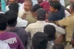 Pre-Wedding Shoot में बवाल! मंदिर में जूते पहनने पर फोटोग्राफरों की पिटाई, 7 गिरफ्तार 