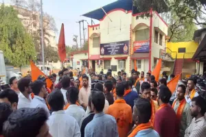 रायपुर में सोशल मीडिया पोस्ट से बवाल! वकील की टिप्पणी पर भड़के हिंदू संगठन, थाने का घेराव