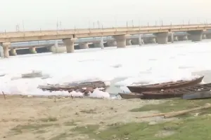 Yamuna Pollution: नदी में फिर उठे जहरीले झाग के गुबार, सरकार की सफाई मुहिम पर सवाल