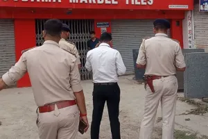 मोतिहारी में फिल्मी अंदाज में ATM चोरी: मशीन काटकर लाखों पार, अलार्म रहा बंद,गश्ती पुलिस सस्पेंड