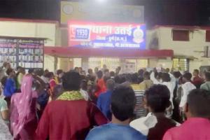 मासूमियत पर हैवानियत: 5 साल की बच्ची से दरिंदगी के बाद बोरी में फेंका, दुर्ग में उबाल, आरोपी पड़ोसी पर भड़के ग्रामीणों ने थाने का किया घेराव 