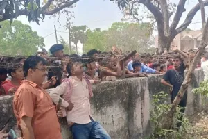 सोशल मीडिया लव स्टोरी का खतरनाक मोड़: बिहार में टावर पर चढ़ी यूपी की युवती, घंटों चला हाईवोल्टेज ड्रामा