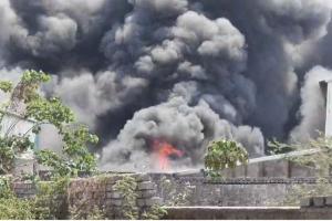 रायपुर के सड्डू में फैक्ट्री गोदाम बना आग का गोला: धुएं से ढका आसमान, दमकल टीमों की जंग जारी,  देखे वीडियो 