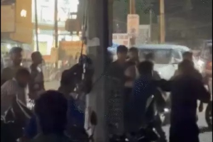 शराब दुकान के बाहर हाई वोल्टेज ड्रामा: छोटी सी बहस ने लिया हिंसक मोड़, डंडों और घूंसे बरसे, VIDEO वायरल होने के बाद एक्शन में पुलिस