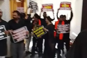 रायपुर निगम की विशेष सभा में सियासी संग्राम: काले कपड़ों में पहुंचे महापौर-पार्षद, गूंजे ‘कांग्रेस शर्म करो’ के नारे