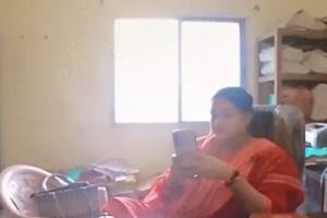 फाइल दबाकर बैठे अफसरों को ‘बादाम’ से याद दिलाई जिम्मेदारी: बिलासपुर में नामांतरण में सालभर की देरी पर फूटा गुस्सा, 2 अधिकारी मुख्यालय अटैच