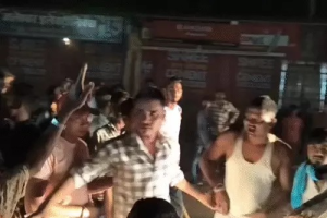 बलौदाबाजार में शराब विवाद बना हिंसा की वजह: ग्रामीणों से मारपीट के बाद भड़का गुस्सा, कांग्रेस नेता के पिता की पिटाई, VIDEO वायरल