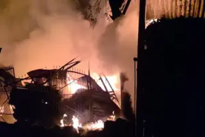 रायपुर टिंबर मार्केट में भीषण आग: लकड़ी से भरे गोदाम में भड़की लपटें, घंटों बाद पाया गया काबू
