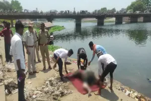 Raipur के महादेव घाट में अज्ञात महिला का शव बरामद, सिर पर चोट के निशान से हत्या की आशंका, CCTV में सुराग तलाश रही पुलिस