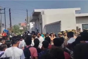 वेतन को लेकर तनाव: नोएडा के बाद हापुड़ में भड़के श्रमिक, प्रदर्शन से थमी फैक्ट्री, पुलिस ने संभाला मोर्चा