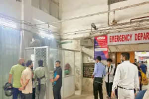 इलाज से पहले औपचारिकता! रायपुर के अंबेडकर अस्पताल में इमरजेंसी सिस्टम फेल, बिना पर्ची इलाज नहीं, उठे बड़े सवाल