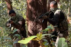 झारखंड के जंगलों में एनकाउंटर: सुरक्षाबलों और माओवादियों में भीषण मुठभेड़, 1 करोड़ के इनामी मिसिरा बेसरा की तलाश तेज