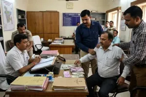 मुंगेर में घूसखोरी का बड़ा पर्दाफाश: आयुक्त कार्यालय का पेशकार 1.70 लाख लेते रंगे हाथ गिरफ्तार, दफ्तर में मचा हड़कंप