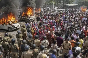 Noida Violence Update: प्रदर्शन के नाम पर उपद्रव, पुलिस वाहन जलाए गए, हजारों श्रमिकों के हंगामे से NCR में हड़कंप